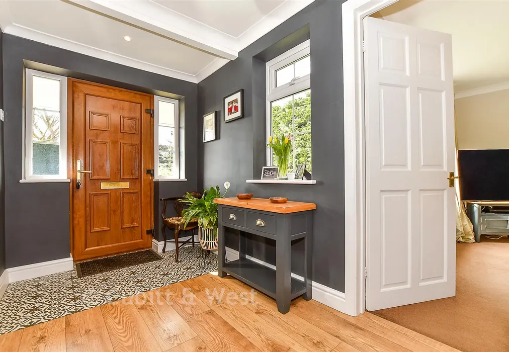 Entrance Hall - Hillrise, Crowborough, East Sussex - Wards of Kent