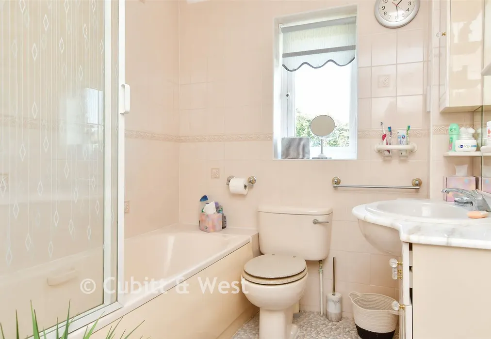 Family Bathroom - Anderson Close, Newhaven, East Sussex - Wards of Kent