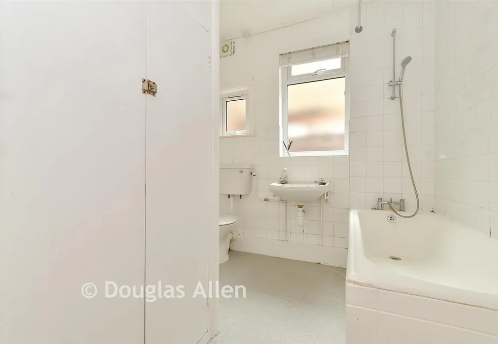 Bathroom - Hitcham Road, Walthamstow - Wards of Kent