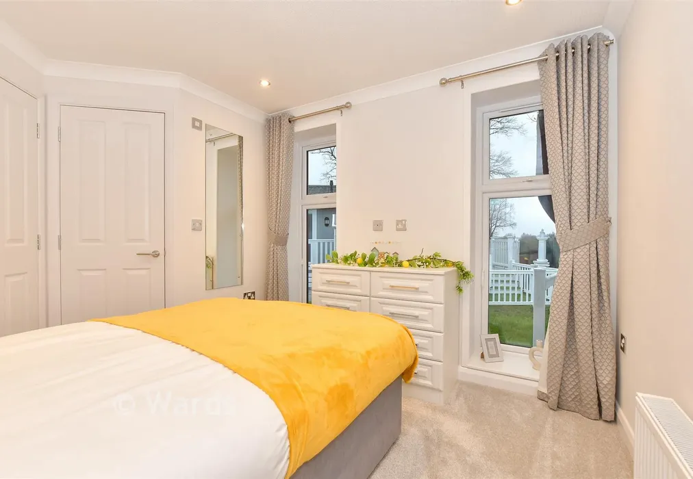 Bedroom 1 - Spill Land Country Park, Meadow Gardens, Biddenden, Kent - Wards of Kent