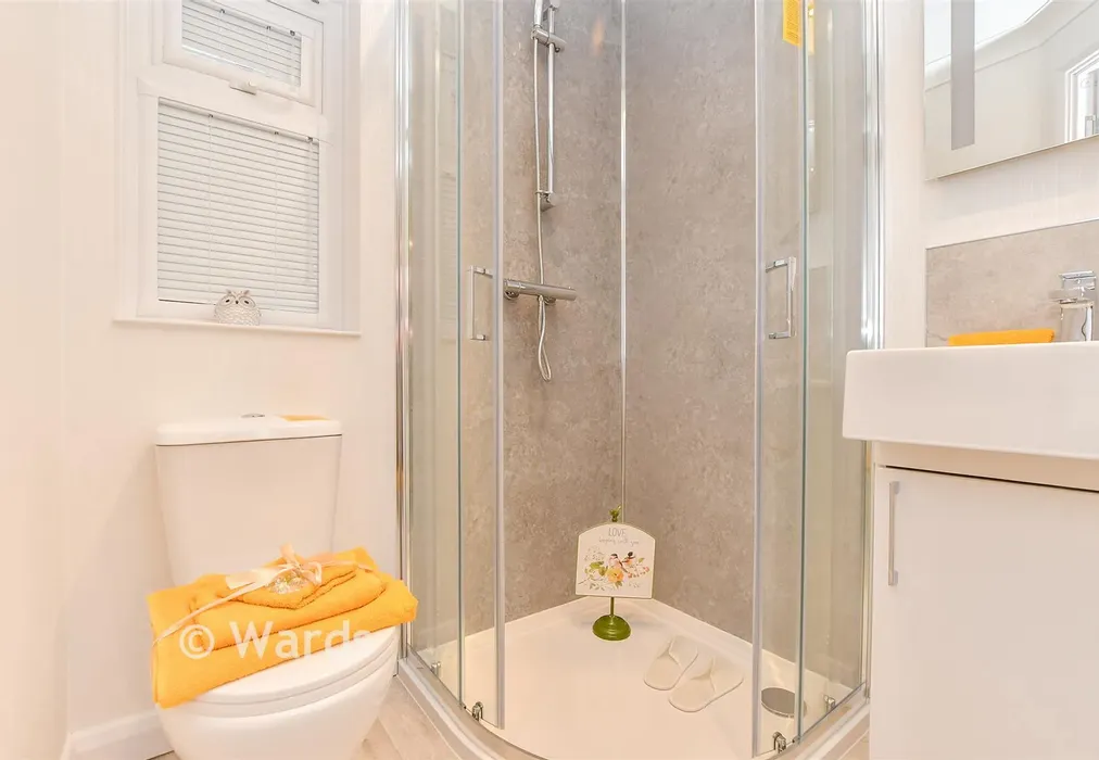 En-Suite Shower Room - Spill Land Country Park, Meadow Gardens, Biddenden, Kent - Wards of Kent