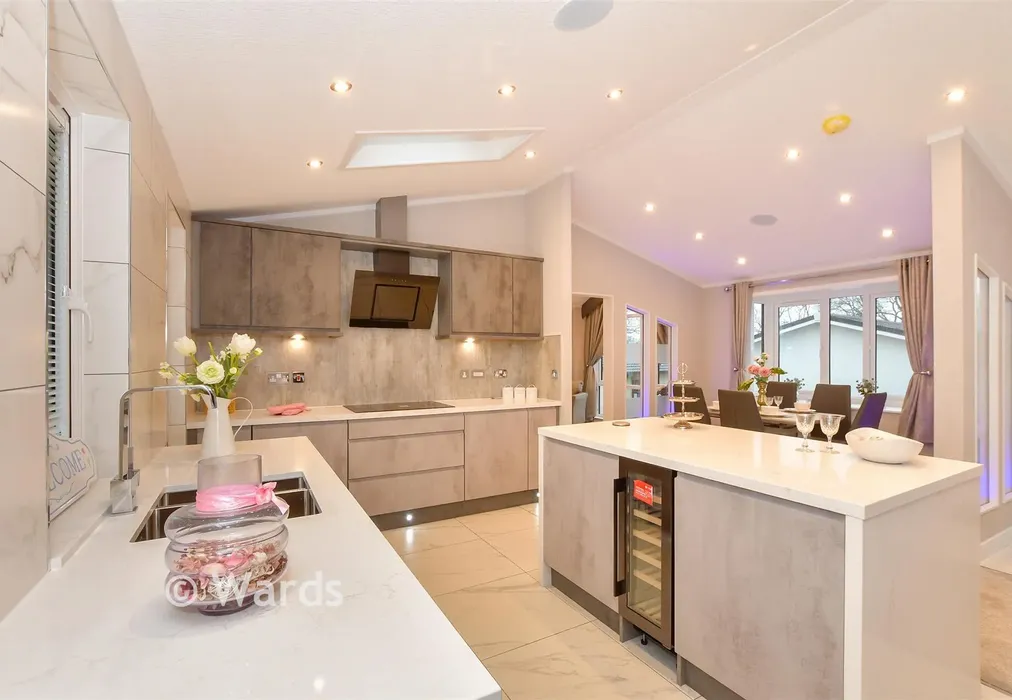 Kitchen/Diner - Spill Land Country Park, Hollies Way, Biddenden, Kent - Wards of Kent