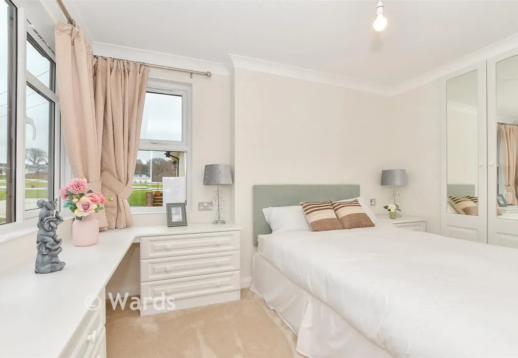 Bedroom 1 - Meadow Gardens, Spill Land Country Park, Biddenden, Ashford, Kent - Wards of Kent