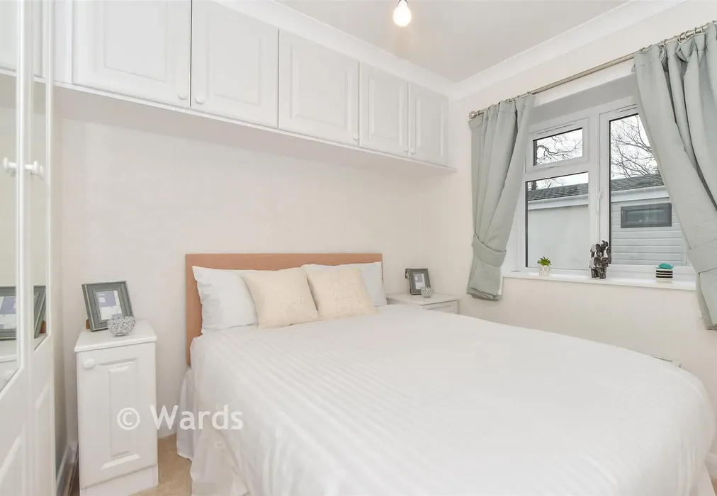 Bedroom 2 - Meadow Gardens, Spill Land Country Park, Biddenden, Ashford, Kent - Wards of Kent