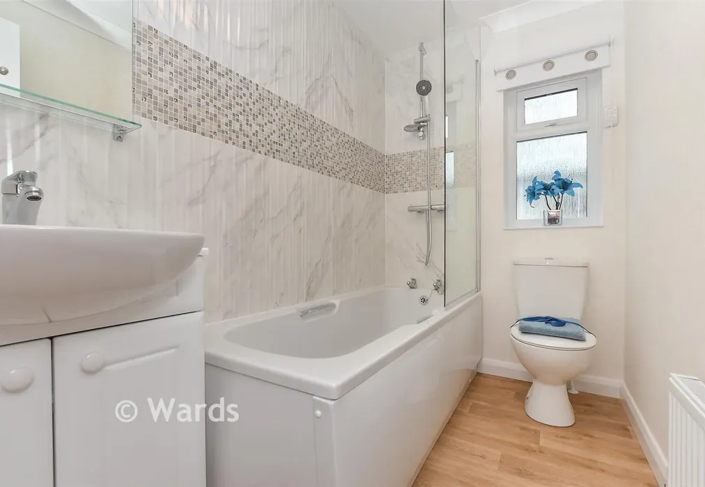 Bathroom - Meadow Gardens, Spill Land Country Park, Biddenden, Ashford, Kent - Wards of Kent
