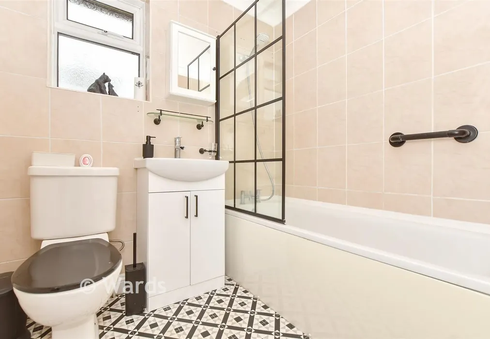 Bathroom - Squires Court, Eastchurch, Sheerness, Kent - Wards of Kent