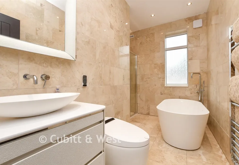 Bathroom - Grovehill Road, Redhill, Surrey - Wards of Kent