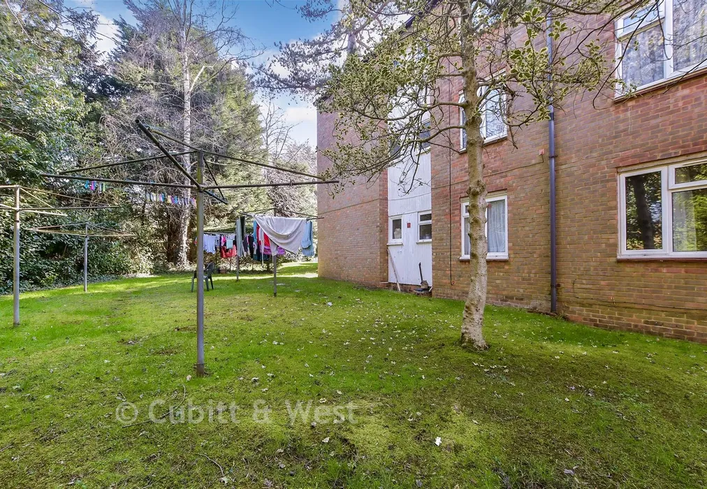 Communal Gardens - Newlands Crescent, East Grinstead, West Sussex - Wards of Kent