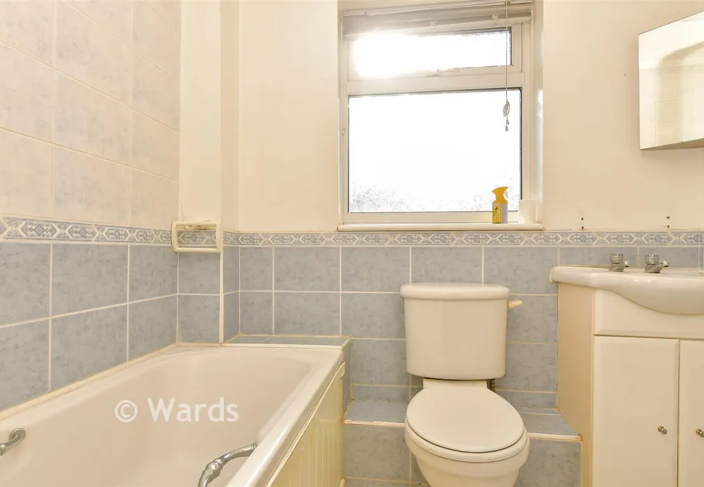 Bathroom - Limetree Close, Chatham, Kent - Wards of Kent