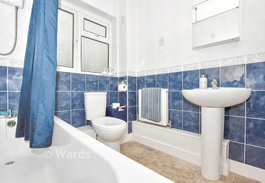 Bathroom - Oxford Street, Snodland, Kent - Wards of Kent