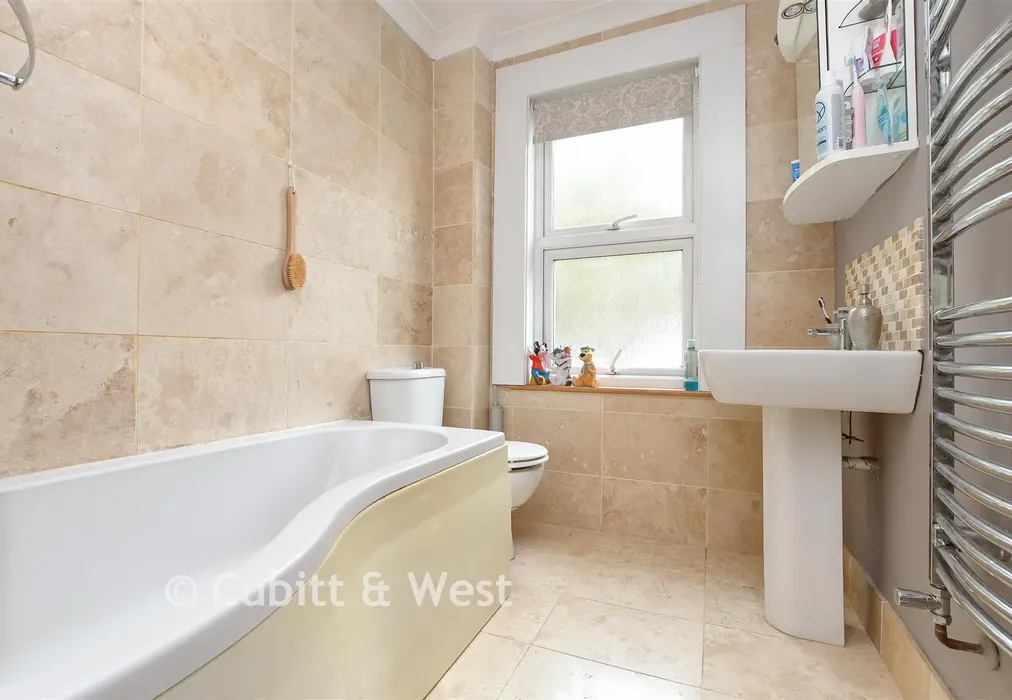 Bathroom - Garibaldi Road, Redhill, Surrey - Wards of Kent