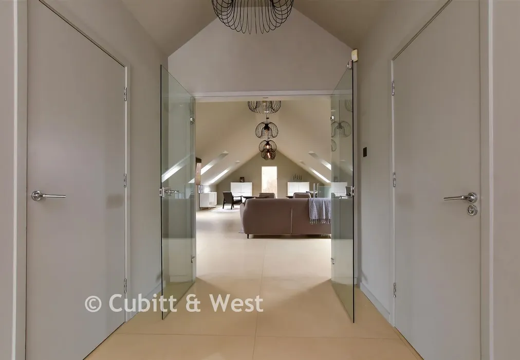 Entrance Hall - Braypool Lane, Patcham, Brighton, East Sussex - Wards of Kent