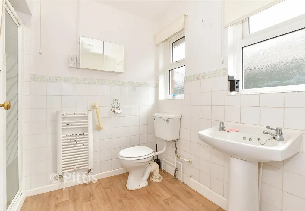 Bathroom - Newport Road, Apse Heath, Isle of Wight - Wards of Kent