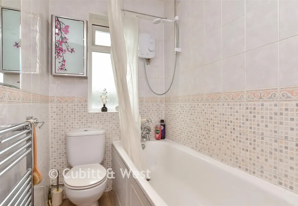 Bathroom - Batemans Road, Woodingdean, Brighton, East Sussex - Wards of Kent