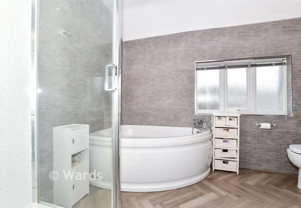 Bathroom - Tonbridge Road, Maidstone, Kent - Wards of Kent