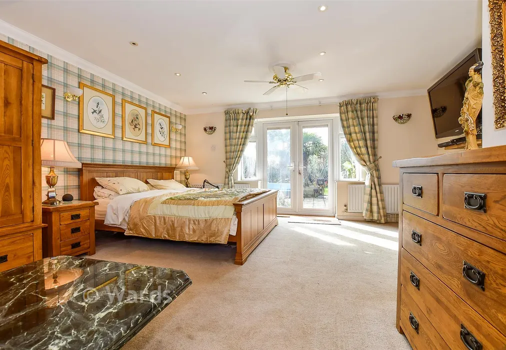 Bedroom 1 - Orchard Glade, Headcorn, Kent - Wards of Kent