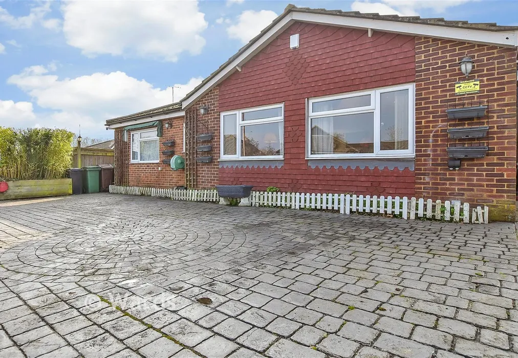Driveway/Parking - Orchard Glade, Headcorn, Kent - Wards of Kent
