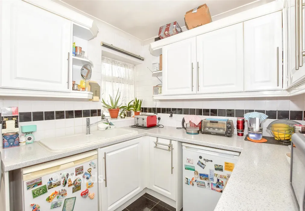 Kitchen - Magpie Hall Road, Chatham, Kent - Wards of Kent