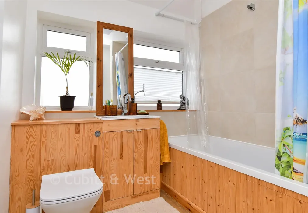 Bathroom - Hillview Road, Woodingdean, Brighton, East Sussex - Wards of Kent