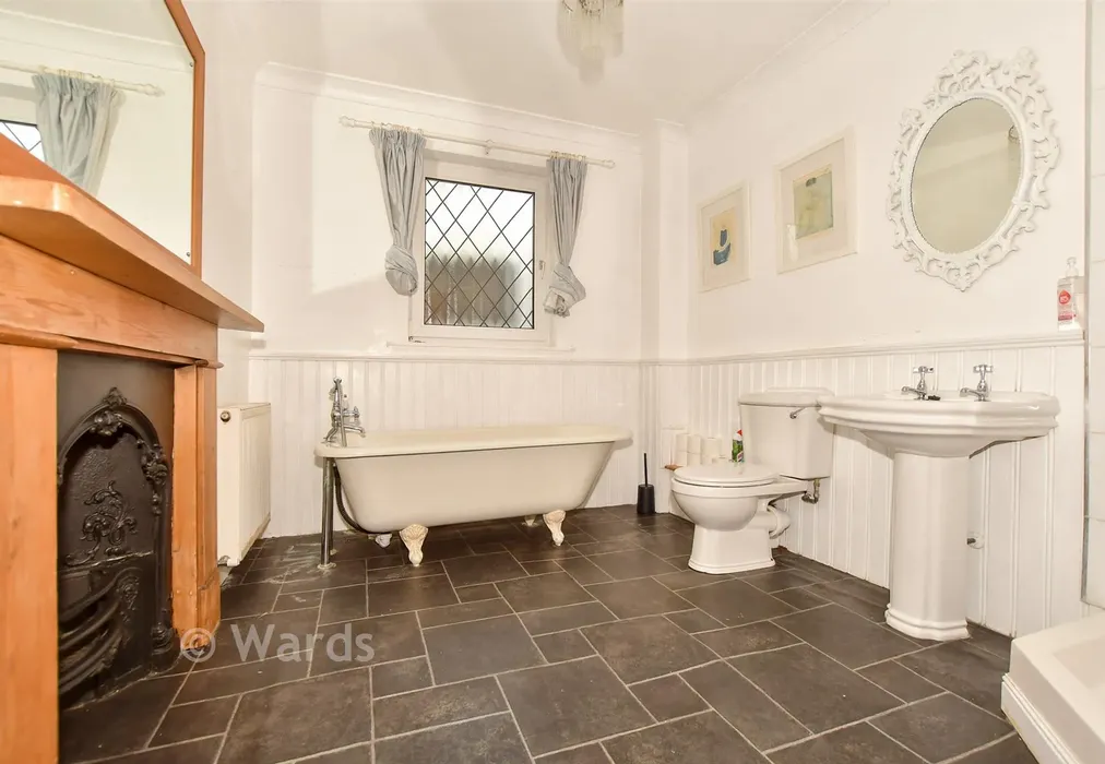 Bathroom - Maison Dieu Road, Dover, Kent - Wards of Kent