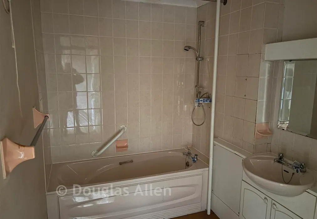 Bathroom - Albert Road, Buckhurst Hill, Essex - Wards of Kent