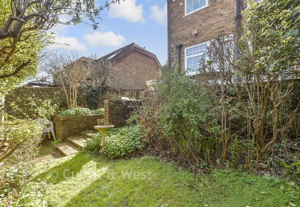 Rear Garden - Sackville Close, Lewes, East Sussex - Wards of Kent