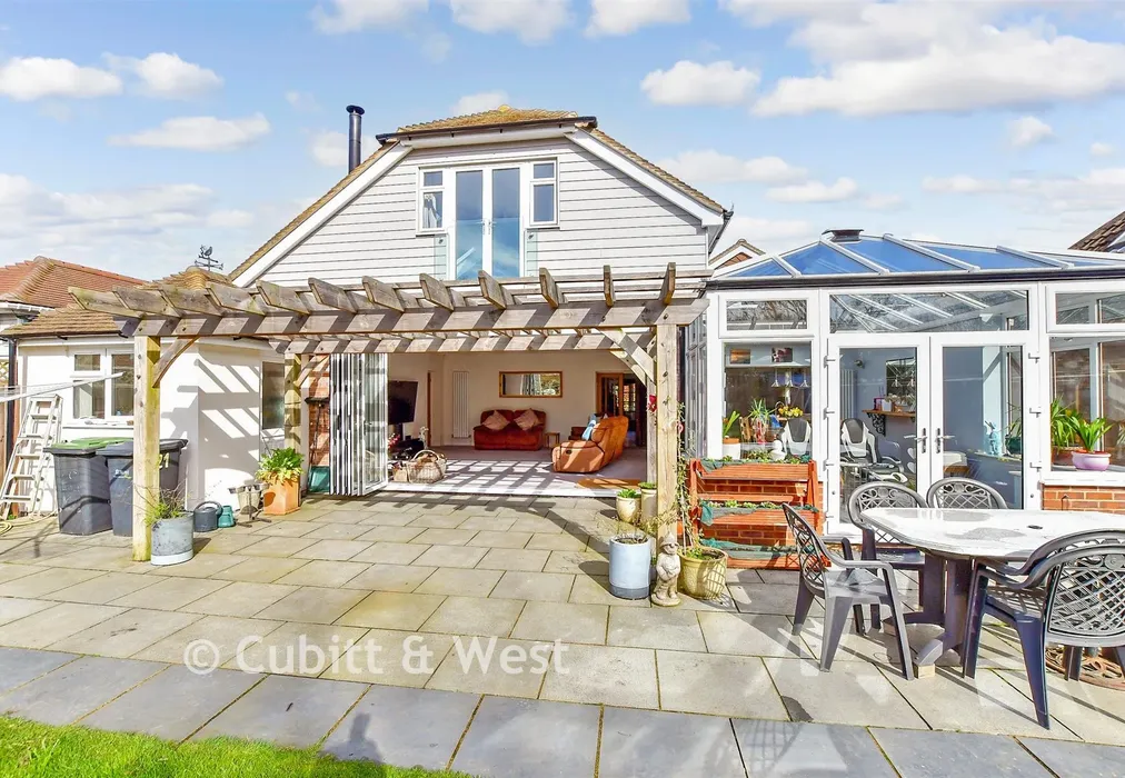 External Lifestyle Photograph - Park Crescent, Emsworth, Hampshire - Wards of Kent