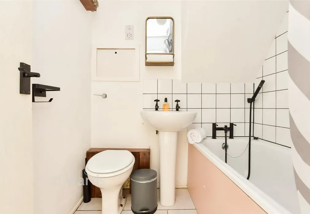 Bathroom - Upper Street, Kingsdown, Deal, Kent - Wards of Kent