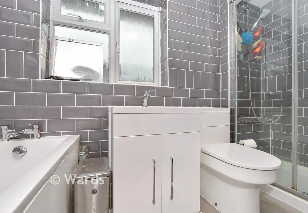 Bathroom - Shrubcote, Tenterden, Kent - Wards of Kent