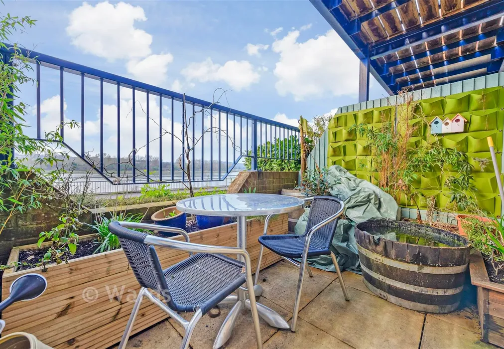 Courtyard Garden - Applecross Close, Rochester, Kent - Wards of Kent
