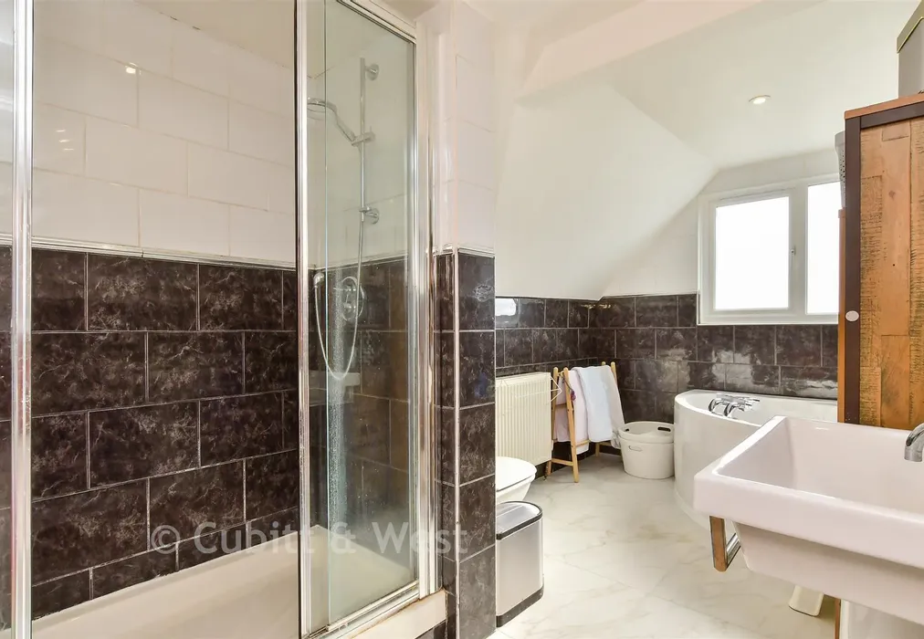 En-Suite Bathroom - Brownleaf Road, Woodingdean, Brighton, East Sussex - Wards of Kent