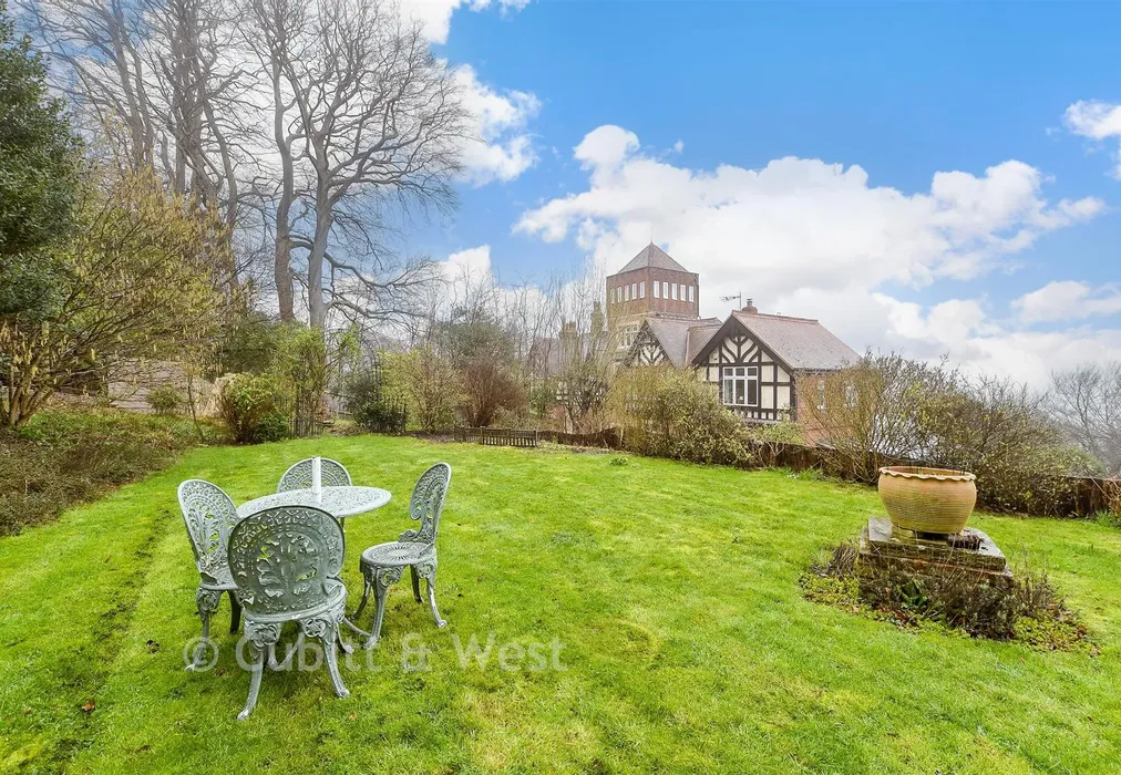 Side Garden - War Coppice Road, Caterham, Surrey - Wards of Kent