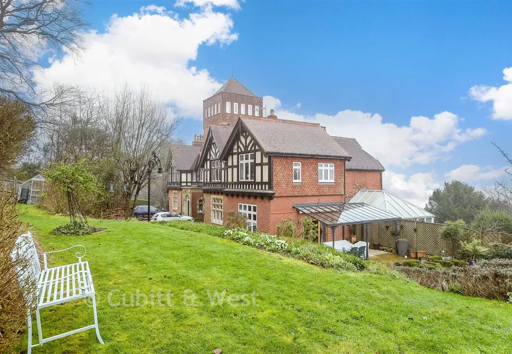 Side Garden - War Coppice Road, Caterham, Surrey - Wards of Kent