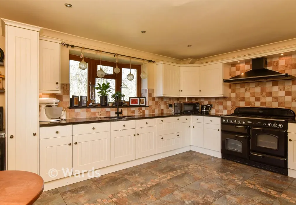 Kitchen - Ridge Lane, Meopham, Kent - Wards of Kent