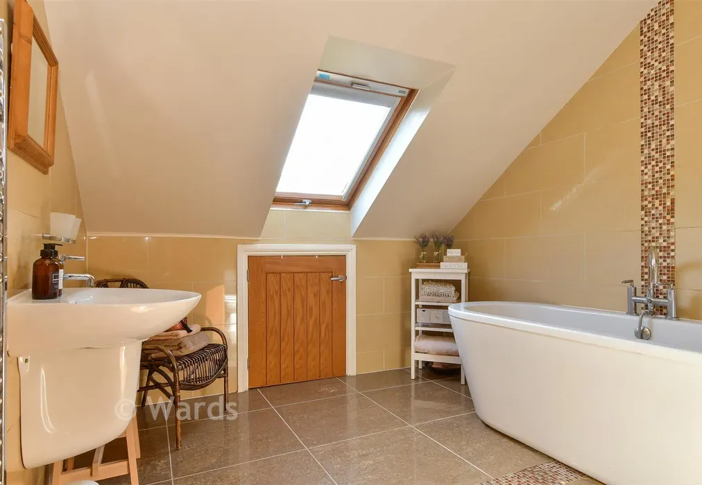 Bathroom - Ridge Lane, Meopham, Kent - Wards of Kent