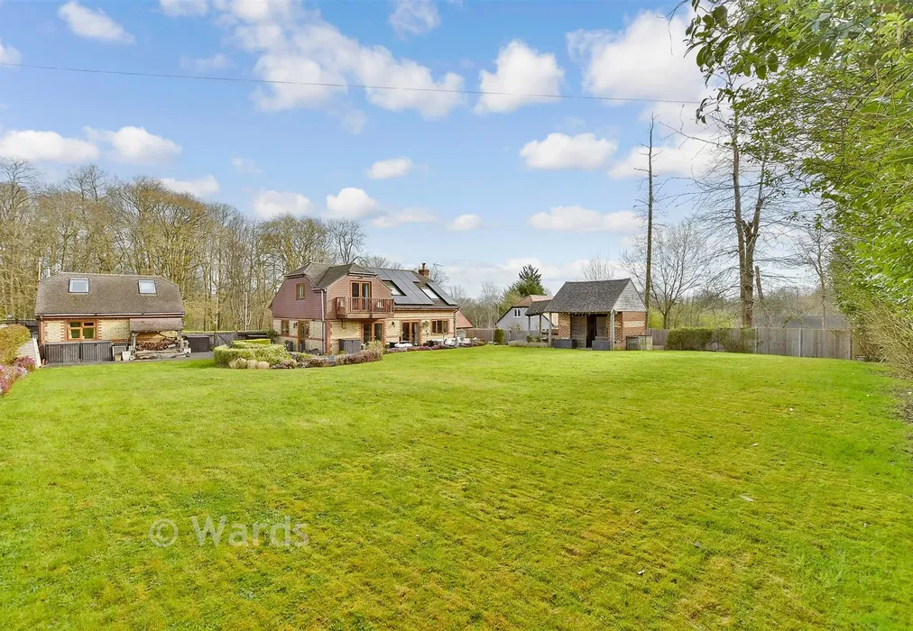 Rear Garden 1 - Ridge Lane, Meopham, Kent - Wards of Kent