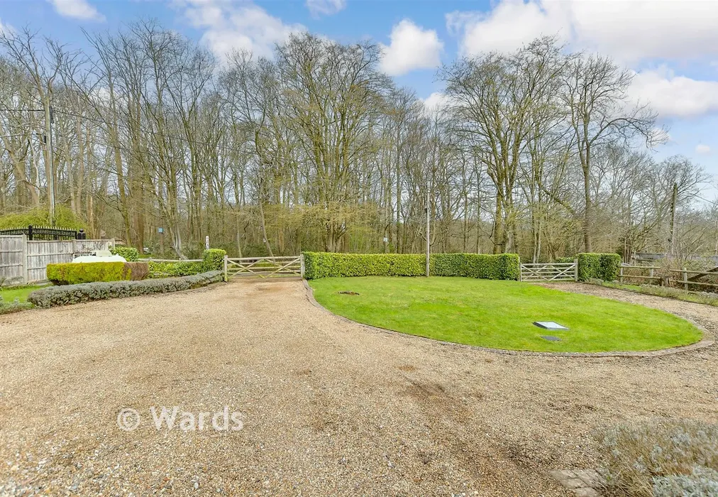 Views To Front - Ridge Lane, Meopham, Kent - Wards of Kent