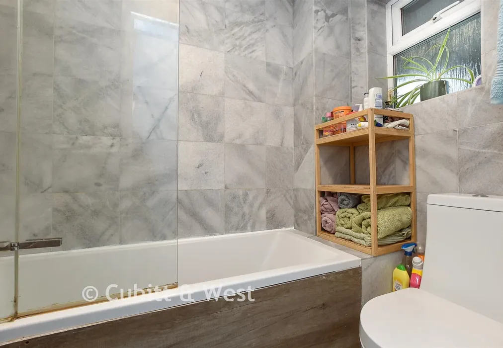 Bathroom - Chaldon Road, Caterham, Surrey - Wards of Kent