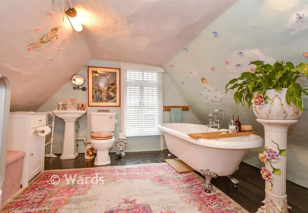 Family Bathroom - High Street, Tenterden, Kent - Wards of Kent