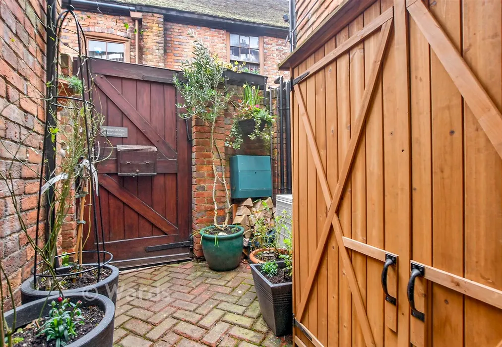 Front Garden - High Street, Tenterden, Kent - Wards of Kent