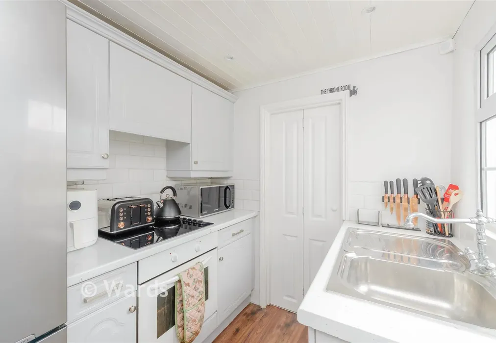 Kitchen - Craylands Lane, Swanscombe, Kent - Wards of Kent