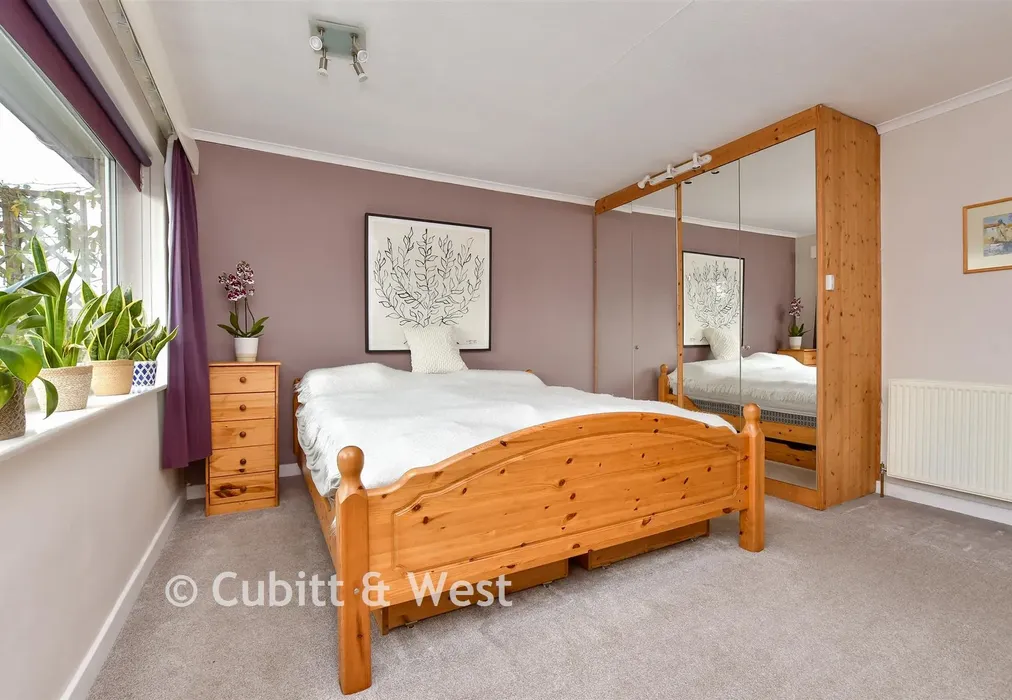 Bedroom 1 - Linden Court, Leatherhead, Surrey - Wards of Kent