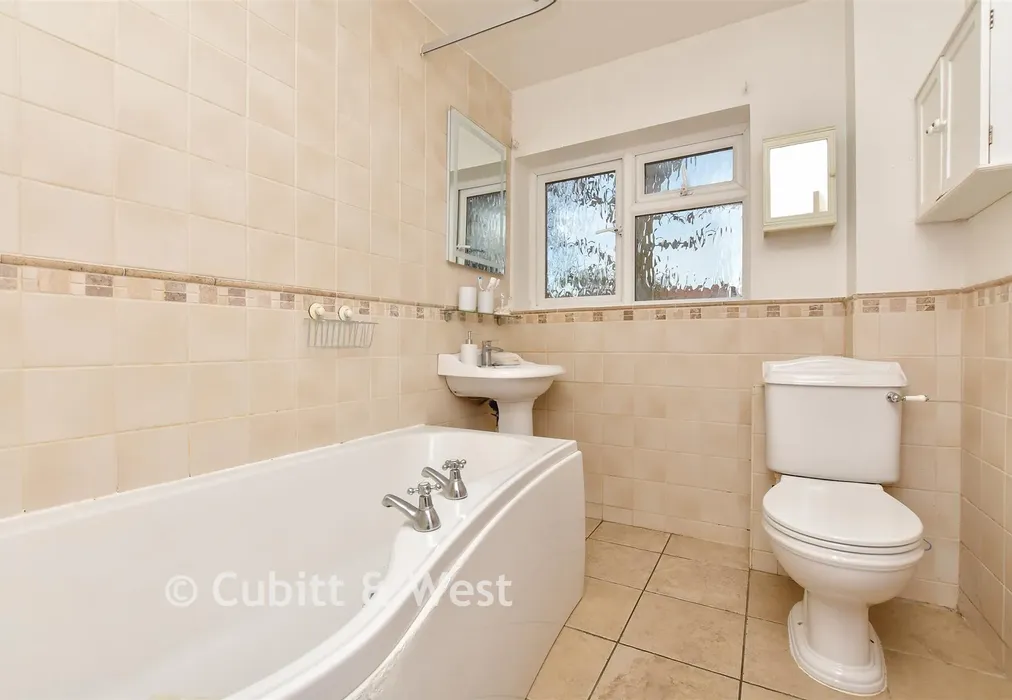 Bathroom - Linden Court, Leatherhead, Surrey - Wards of Kent