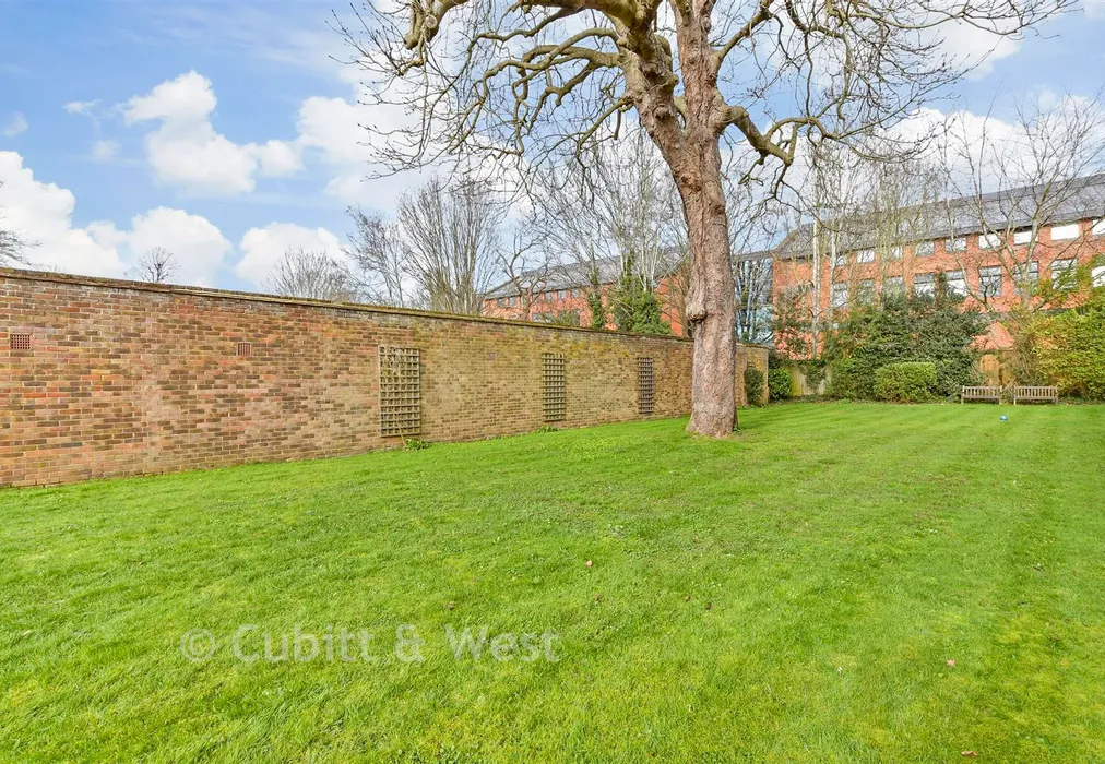 Communal Gardens - Linden Court, Leatherhead, Surrey - Wards of Kent