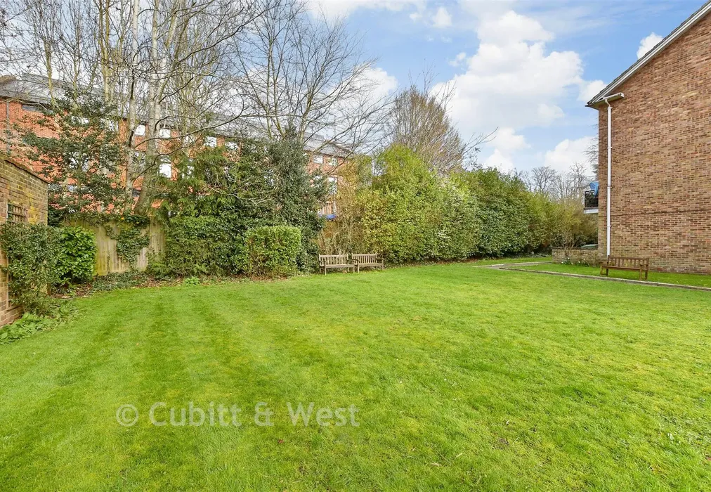 Communal Gardens - Linden Court, Leatherhead, Surrey - Wards of Kent