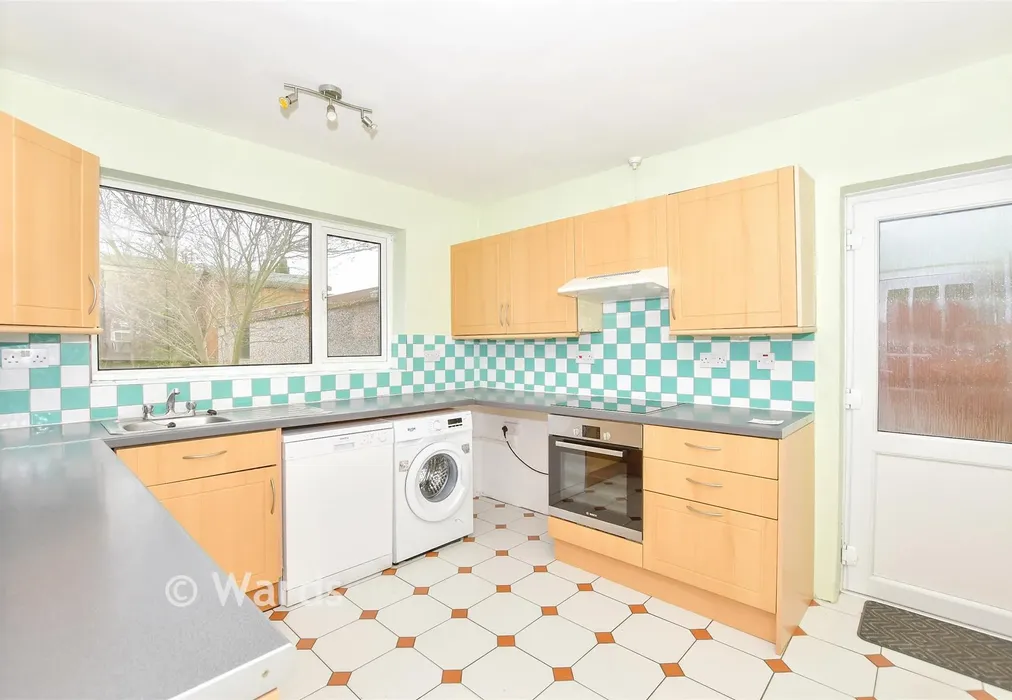 Kitchen - Howard Drive, Maidstone, Kent - Wards of Kent
