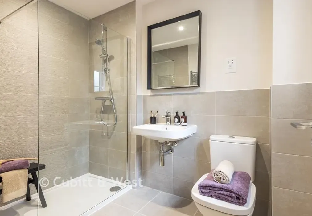 En-Suite 1 - Shearwater Drive, Wittering Place, Bracklesham Bay, Chichester, West Sussex - Wards of Kent
