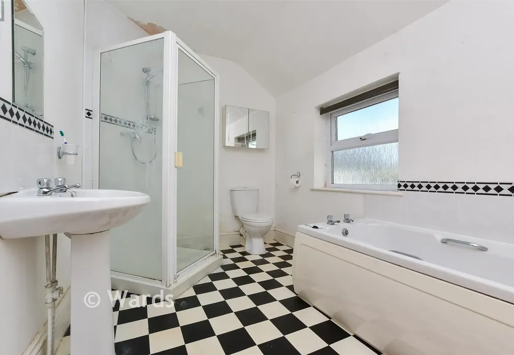 Bathroom - Dane Park Road, Ramsgate, Kent - Wards of Kent