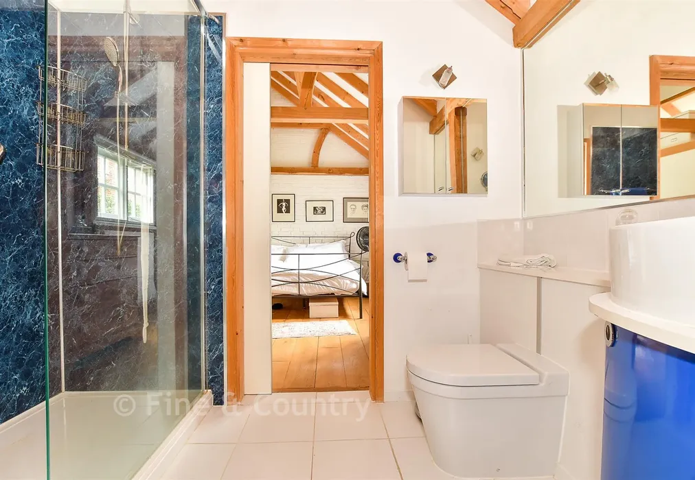 Jack And Jill En-Suite - Station Road, Rotherfield, Crowborough, East Sussex - Wards of Kent