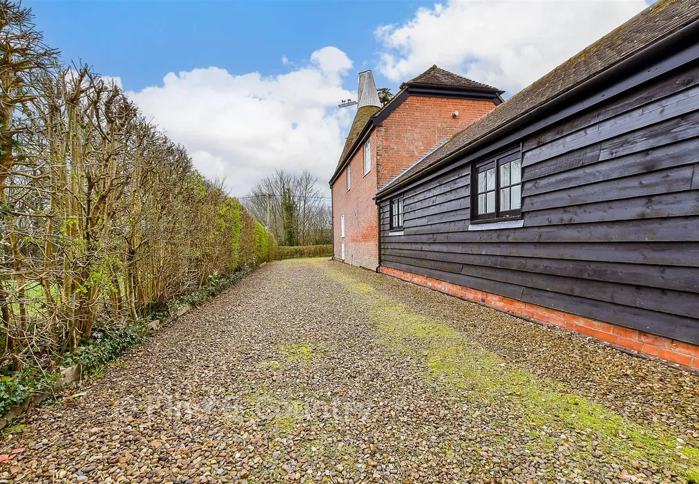 Driveway/Parking - Station Road, Rotherfield, Crowborough, East Sussex - Wards of Kent